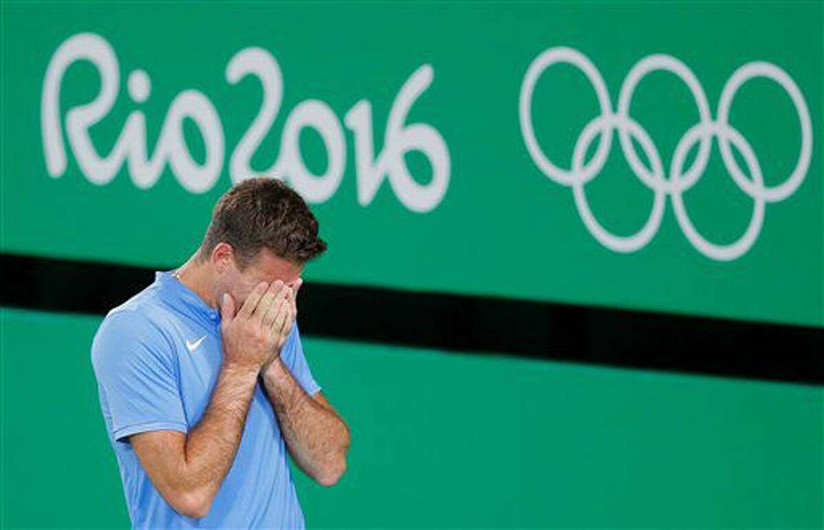 El argentino Juan Martín del Potro llora después de imponerse al serbio Novak Djokovic en el tenis de los Juegos Olímpicos, el domingo 7 de agosto de 2016, en Río de Janeiro (AP Foto/Vadim Ghirda)