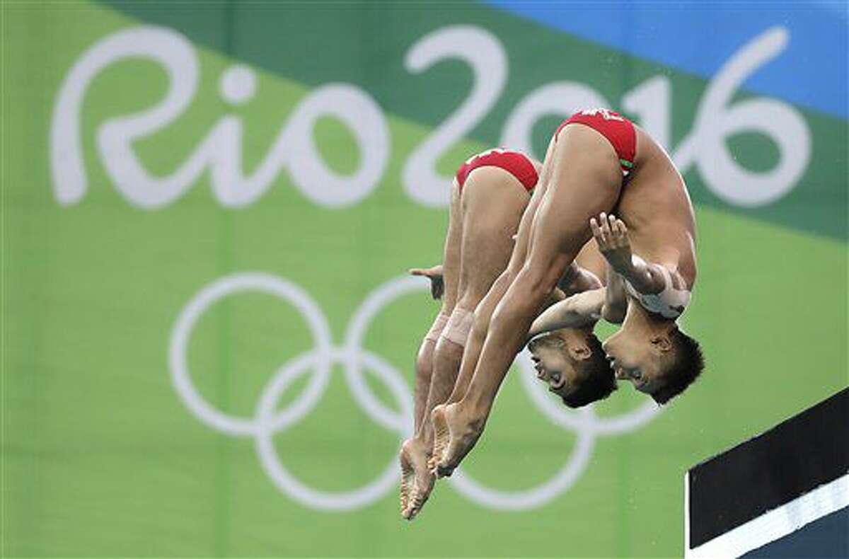 Los mexicanos Germán Sánchez e Iván García compiten en los clavados sincronizados desde la plataforma de 10 metros, en los Juegos Olímpicos de Río de Janeiro, el lunes 8 de agosto de 2016 (AP Foto/Wong Maye-E)
