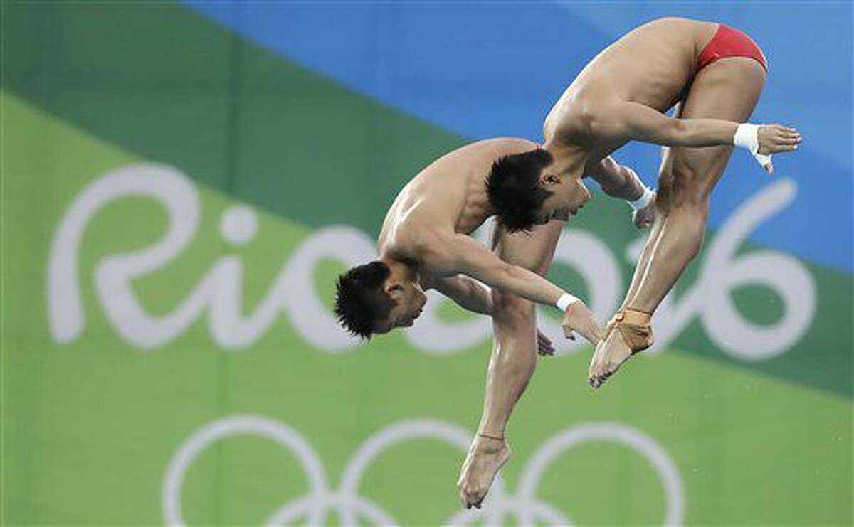 Los chinos Lin Yue (izquierda) y Chen Aisen compiten en los clavados sincronizados desde la plataforma de 10 metros en los Juegos Olímpicos de Río de Janeiro, el lunes 8 de agosto de 2016 (AP Foto/Wong Maye-E)