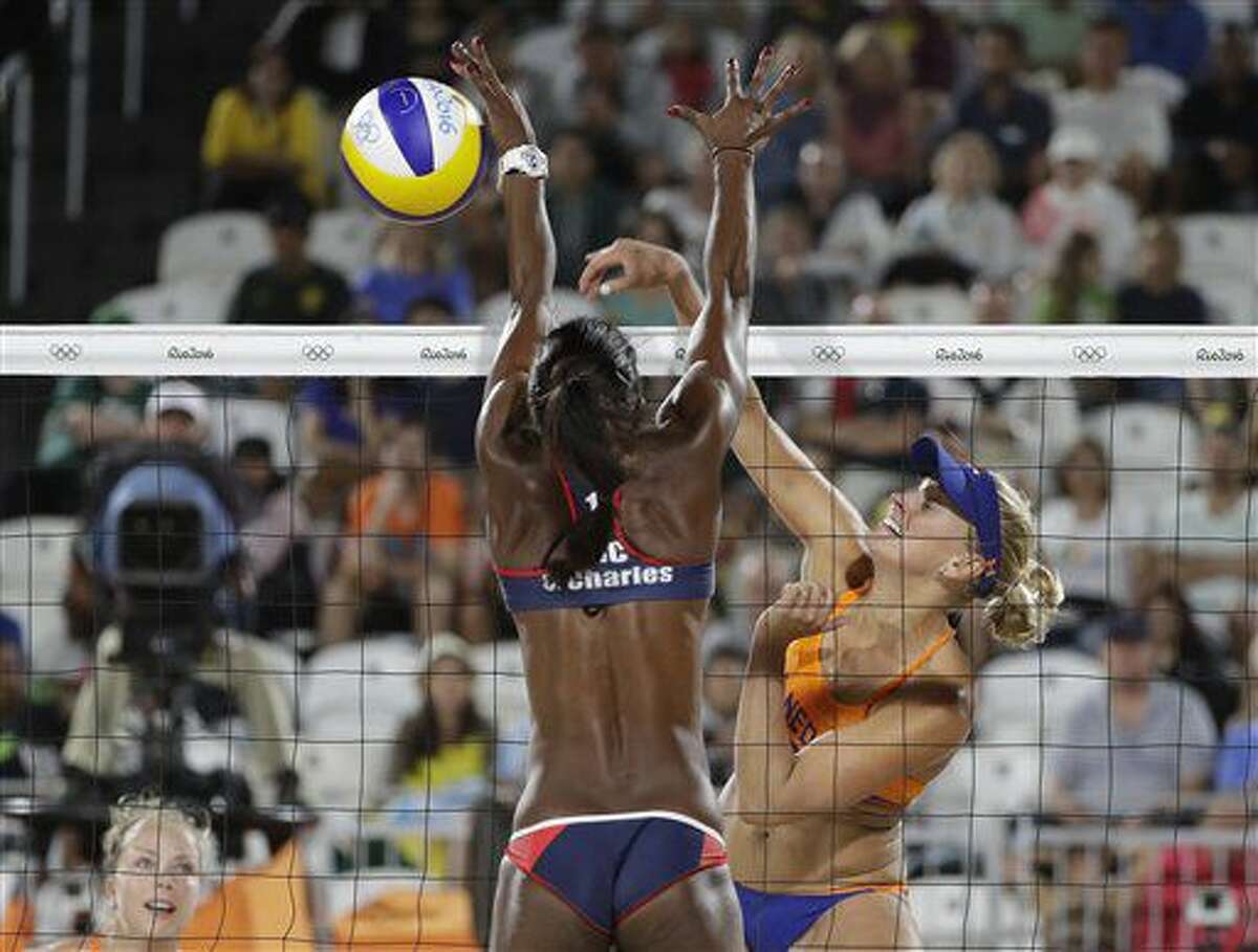La voleibolista de playa costarricense, Karen Cope, de espalda, intenta bloquear un remate de la holandesa Marleen van Iersel en el voleibol de playa de los Juegos Olímpicos el lunes, 8 de agosto de 2016, en la playa de Copacabana en Río de Janeiro. (AP Photo/Marcio Jose Sanchez)