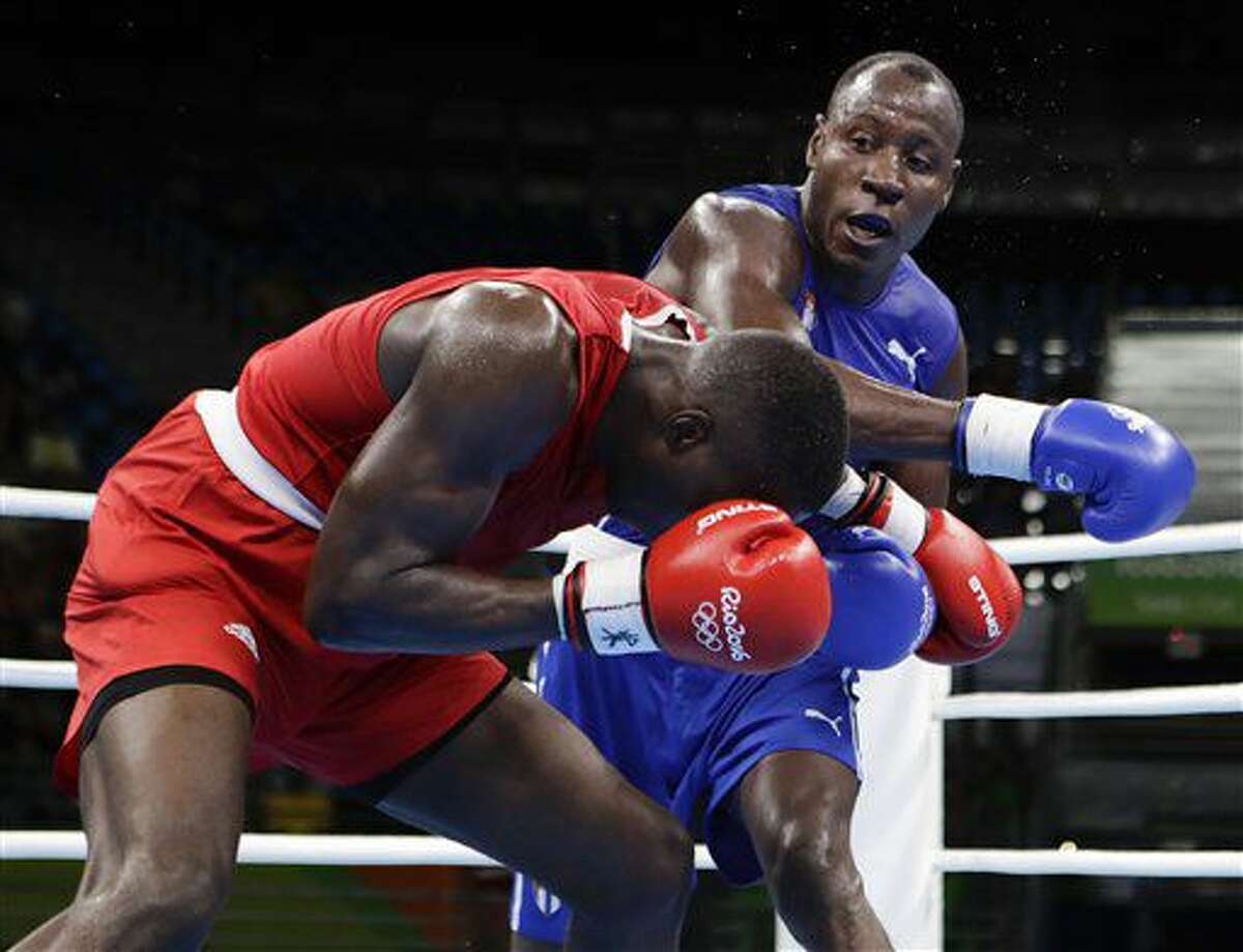 El cubano Erislandy Savón, derecha, pelea con el británico Lawrence Okolie en el boxeo de los Juegos Olímpicos el lunes, 8 de agosto de 2016, en Río de Janeiro. (AP Photo/Frank Franklin II)