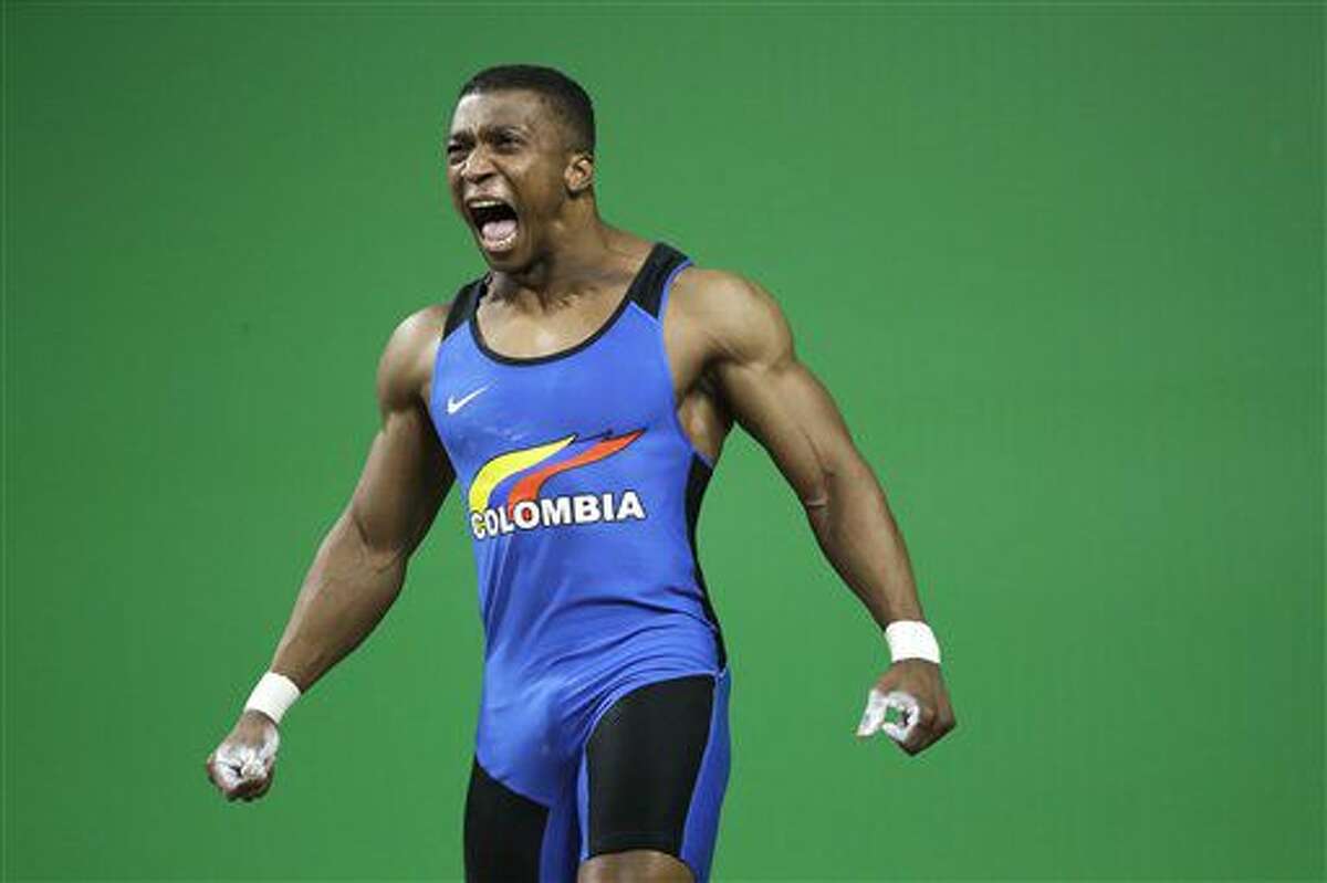 El colombiano Oscar Figueroa grita mientas se prepara para alzar una pesa, en la final de los 62 kilogramos que se realizó el lunes 8 de agosto de 2016, en los Juegos Olímpicos de Río de Janeiro (AP Photo/Mike Groll)