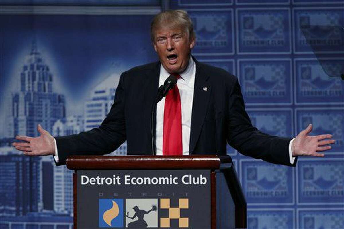 El candidato republicano Donald Trump habla de economía ante el Club Económico de Dertroit, lunes 8 de agosto de 2016 (AP Foto/Evan Vucci)