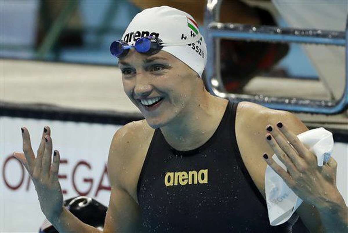 La húngara Katinka Hosszu celebra la conquista del oro en los 100 metros de espalda, en la natación de los Juegos Olímpicos de Río de Janeiro, el lunes 8 de agosto de 2016 (AP Foto/Matt Slocum)
