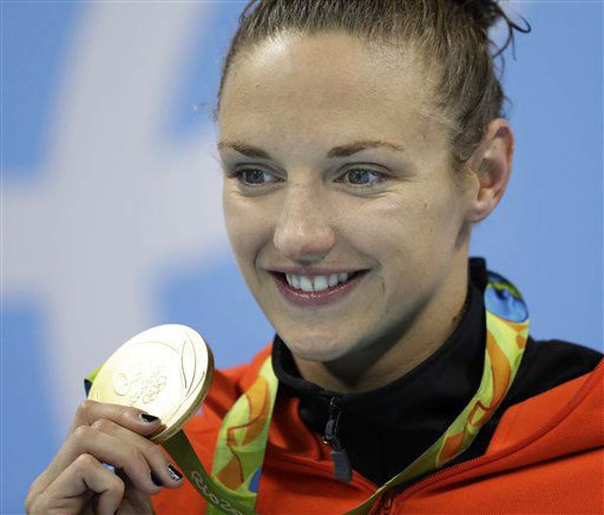 La húngara Katinka Hosszu muestra la medalla de oro que conquistó en los 100 metros de espalda, durante la velada de natación del lunes 8 de agosto de 2016, en los Juegos Olímpicos de Río de Janeiro (AP foto/Michael Sohn)