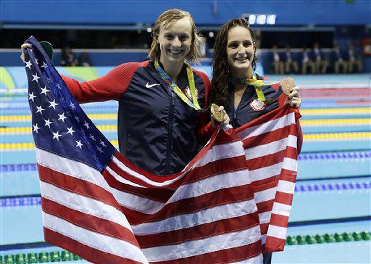 La estadounidense Katie Ledecky, izquierda, y su compatriota Leah Smith festejan con sus medallas de oro y bronce, respectivamente, tras la final de los 400 metros libre en los Juegos Olímpicos de Río de Janeiro el lunes, 8 de agosto de 2016. (AP Photo/Matt Slocum)