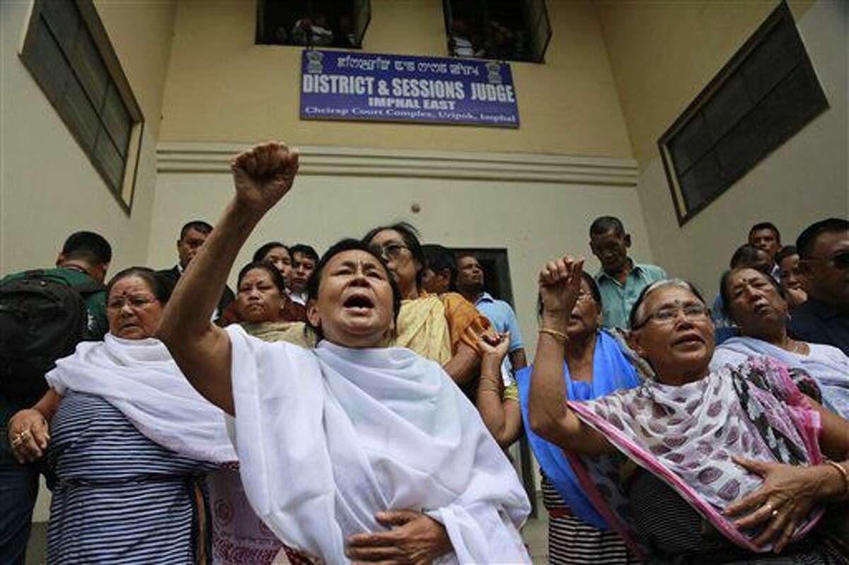 Manifestantes protestan por la decisión de la activista Irom Sharmila de poner fin a su huelga de hambre en Manipur, India, el 9 de agosto del 2016. (AP Foto/Anupam Nath)