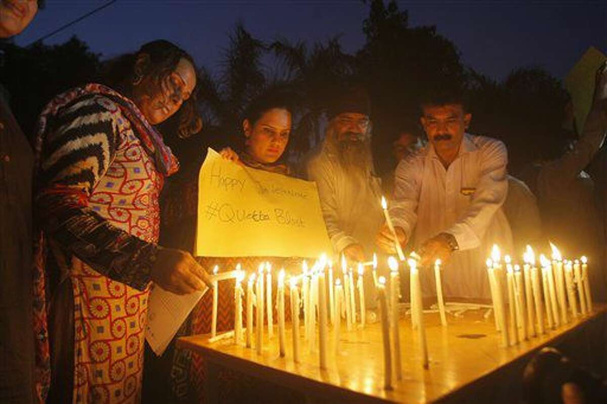 Activistas paquistaníes encienden velas en Peshawar, Pakistán, en recuerdo de las víctimas de un atentado en Quetta, el 8 de agosto de 2016. (AP Foto/Mohammad Sajjad)