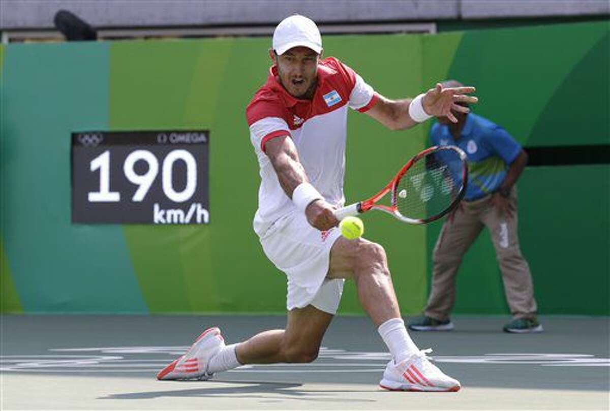 El argentino Juan Mónaco devuelve un tiro ante Andy Murray en el tenis de los Juegos Olímpicos el martes, 9 de agosto de 2016, en Río de Janeiro. (AP Photo/Charles Krupa)