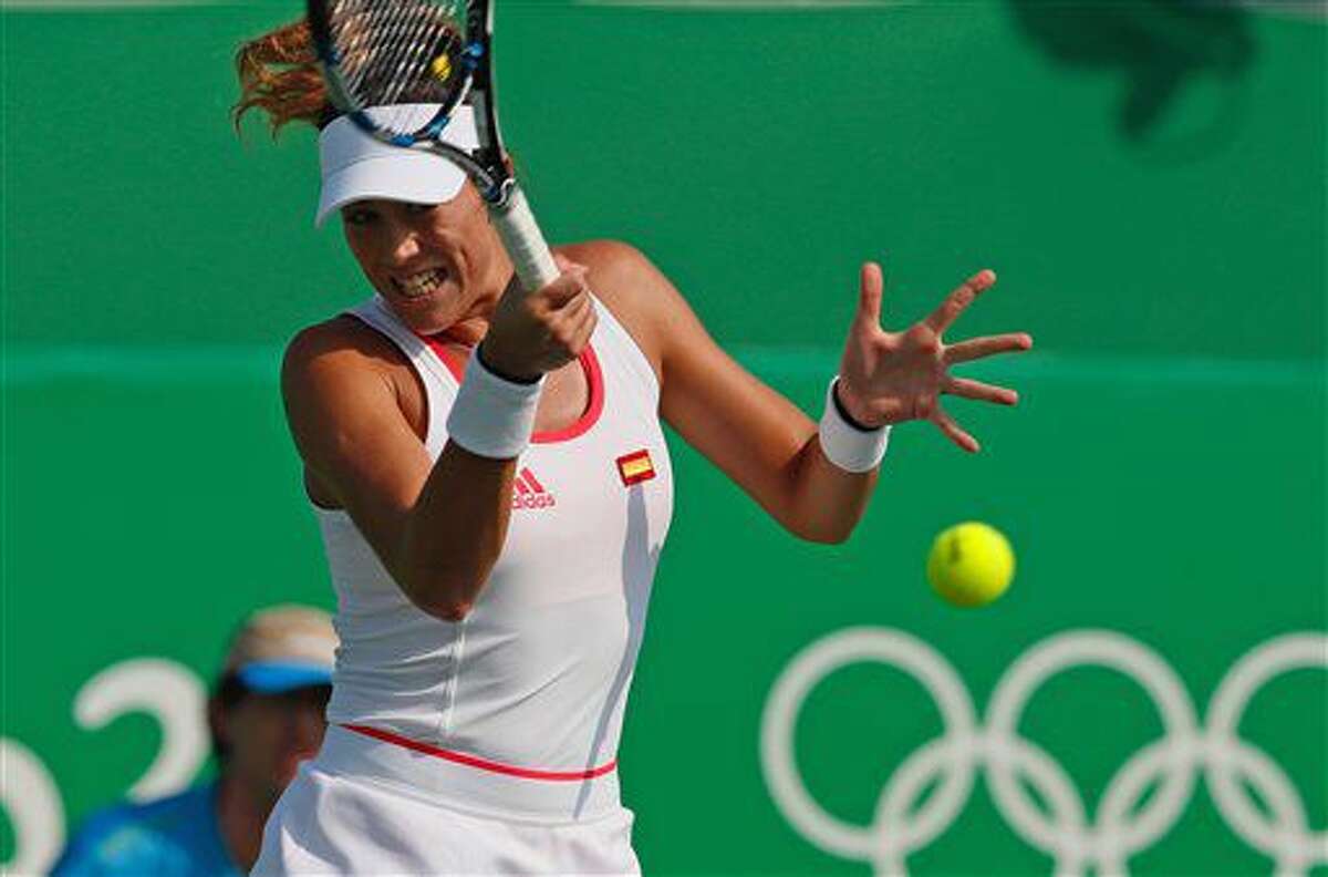 La española Garbiñe Muguruza devuelve una pelota ante la puertorriqueña Mónica Puig en el tenis de los Juegos Olímpicos el martes, 9 de agosto de 2016, en Río de Janeiro. (AP Photo/Vadim Ghirda)