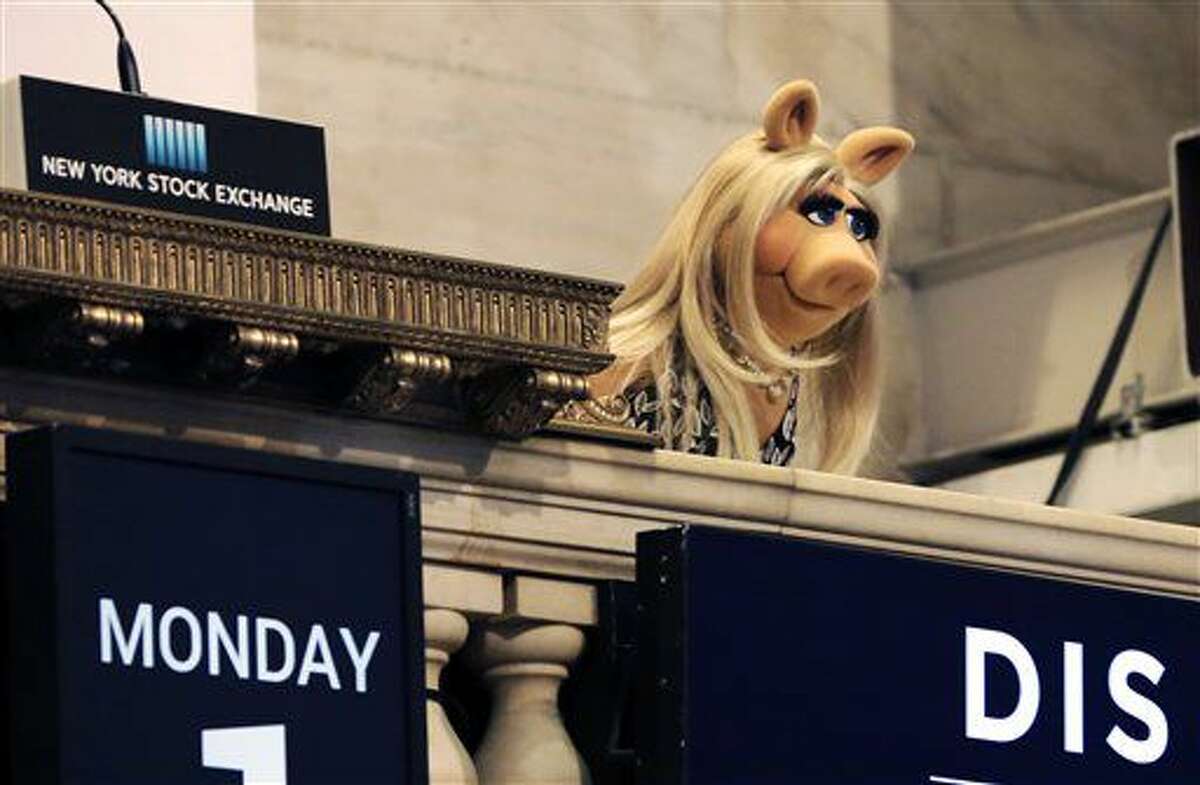 Foto tomada el primero de febrero del 2016 de Miss Piggy en la sede de la Bolsa de Valores de Nueva York. (AP Foto/Richard Drew, File)