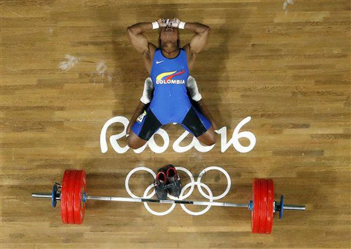 El colombiano Oscar Figueroa festeja tras ganar la medalla de oro en el levantamiento de pesas en los Juegos Olímpicos de Río de Janeiro el lunes, 8 de agosto de 2016. (AP Photo/Mike Groll)