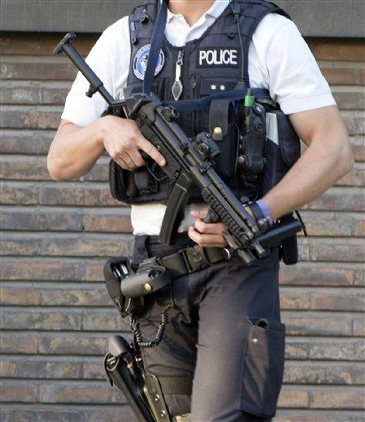 Un agente de la policía belga patrulla por las inmediaciones de una comisaría en Charleroi, Bélgica, el 6 de agosto de 2016. Un hombre atacó a dos agentes con un arma cerca de una comisaría el 6 de agosto antes de ser detenido. (AP Foto/Virginia Mayo)