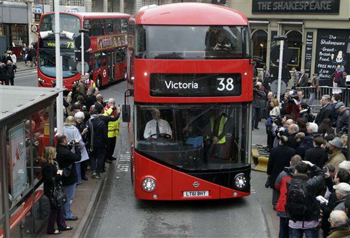 Un autobús nuevo llega a la estación Victoria en Londres, el 27 de febrero de 2012. Los londinenses podrán conocer la calidad del aire gracias a una pantalla que se colocará en los conocidos autobuses rojos de dos pisos, se informó el 7 de agosto de 2016. (AP Foto/Sang Tan, Archivo)