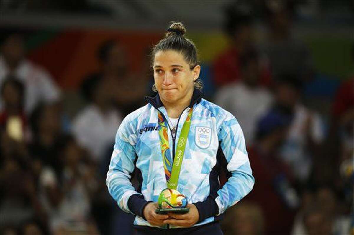 La argentina Paula Pareto recibe la medalla de oro tras ganar la división de 48 kilos del judo de los Juegos Olímpicos el sábado, 6 de agosto de 2016, en Río de Janeiro. (AP Photo/Markus Schreiber)