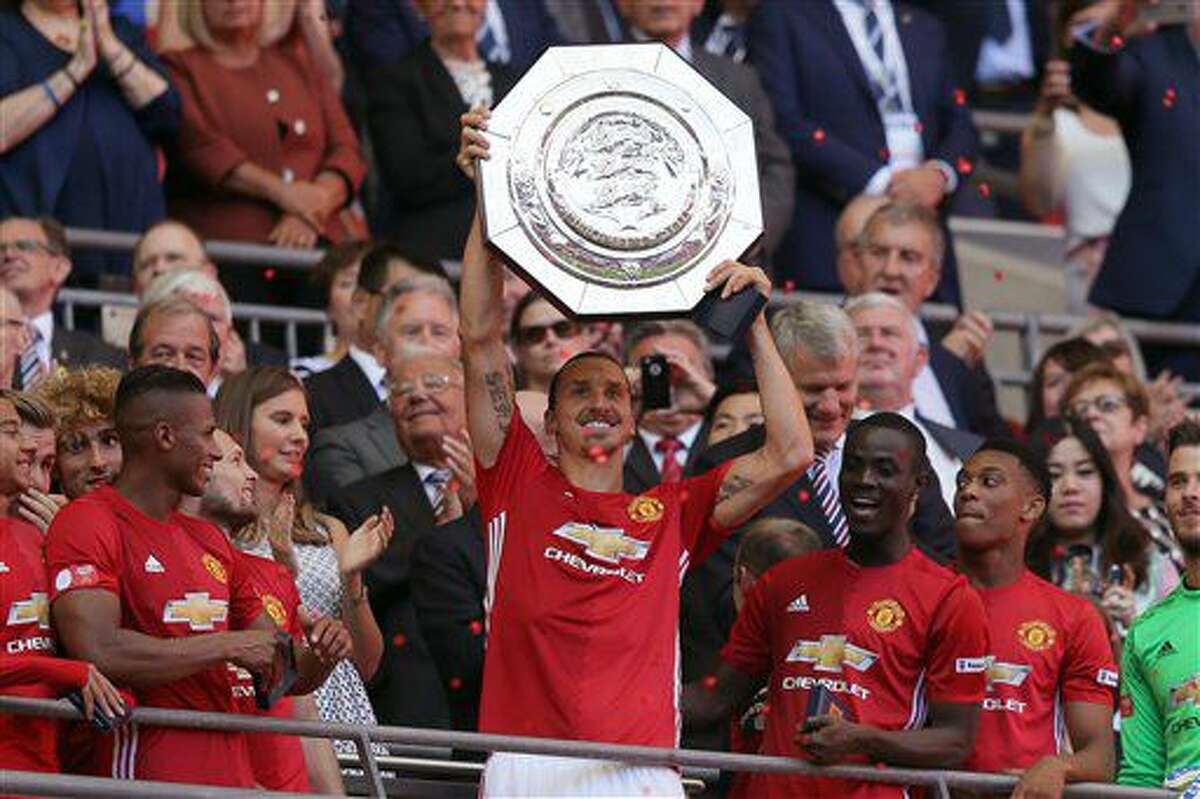El jugador del Manchester United, Zlatan Ibrahimovic, levanta el trofeo luego de que su equipo venciera 2-1 al Leicester para ganar la Community Shield en el estadio de Wembley en Londres, el domingo 7 de agosto de 2016. (AP Foto/Tim Ireland)