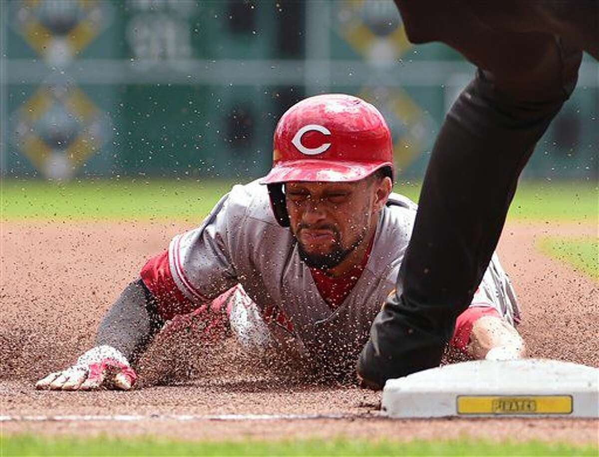 Billy Hamilton (6) de los Rojos de Cincinnati se roba tercera base ante los Piratas de Pittsburgh, el domingo 7 de agosto de 2016. (AP Foto/Fred Vuich)