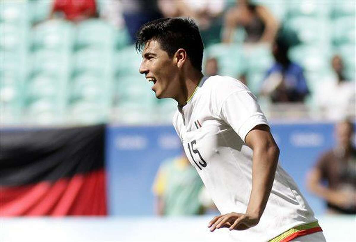 El mexicano Erick Gutiérrez festeja un gol contra Fiji en el fútbol de los Juegos Olímpicos el domingo, 7 de agosto de 2016, en Salvador, Brasil. (AP Photo/Arisson Marinho)