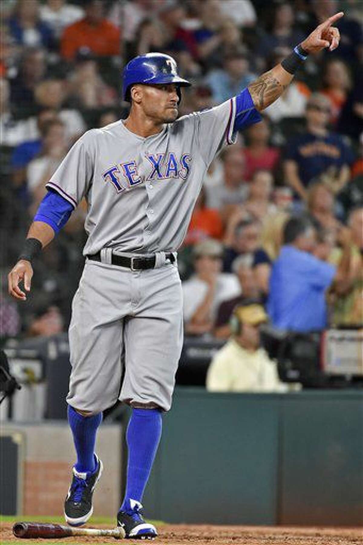 Ian Desmond de los Rangers de Texas tras anotar una carrera ante los Astros de Houston, el domingo 7 de agosto de de 2016. (AP Foto/Eric Christian Smith)