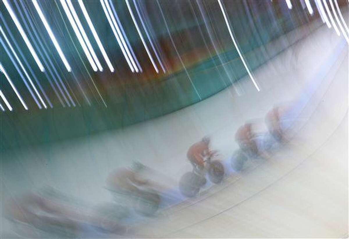 Un grupo de ciclistas entrena en el Velódromo Olímpico de Río de Janeiro, el jueves 4 de agosto de 2016 (AP Foto/Patrick Semansky)