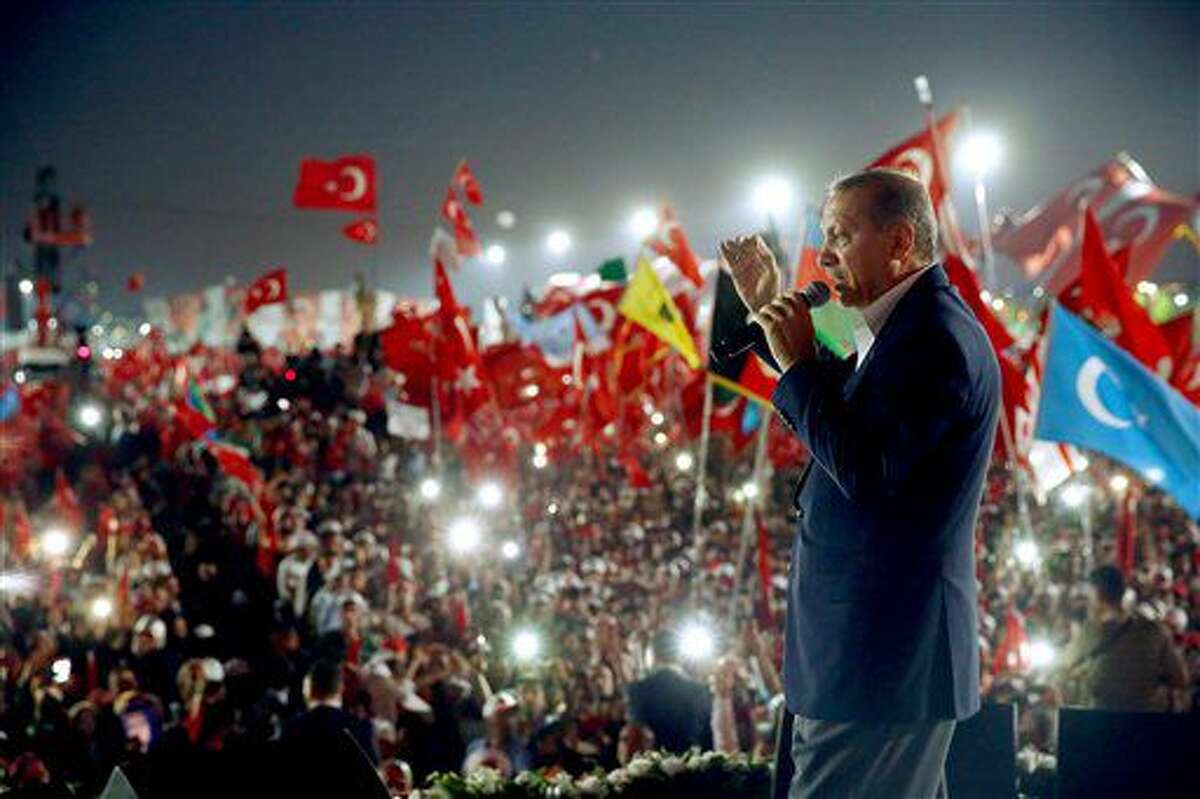 El presidente turco Recep Tayyip Erdogan pronuncia un discurso durante una manifestación llamada Por la democracia y los mártires en Estambul, el domingo 7 de agosto de 2016. Turquía mantendrá su lucha contra las potencias que pretendan debilitar al gobierno, declaró el mandatario ante una multitudinaria manifestación llena de banderas organizada con motivo del fallido golpe de Estado del 15 de julio en el país. (Kayhan Ozer/Servicio de Prensa Presidencial vía AP)