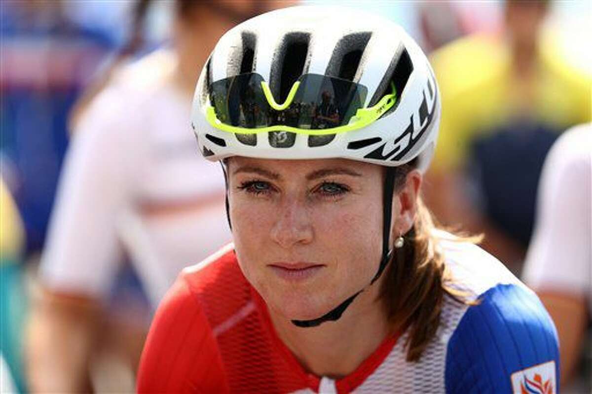 La holandesa Annemiek van Vleuten se prepara para largar en la competición de ciclismo de ruta en los Juegos Olímpicos de Río de Janeiro, el domingo 7 de agosto de 2016 (Bryn Lennon/Pool Photo via AP)