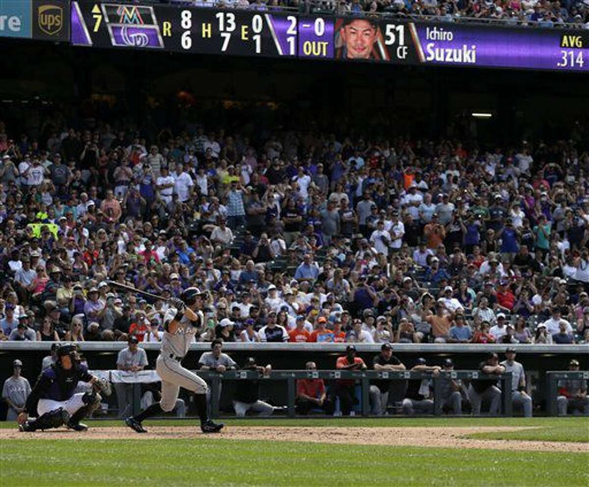 Ichiro Suzuki de los Marlins de Miami batea un triple para su hit 3.000 en Grandes Ligas, en el juego contra los Rockies de Colorado, el domingo 7 de agosto de 2016. (AP Foto/Joe Mahoney)