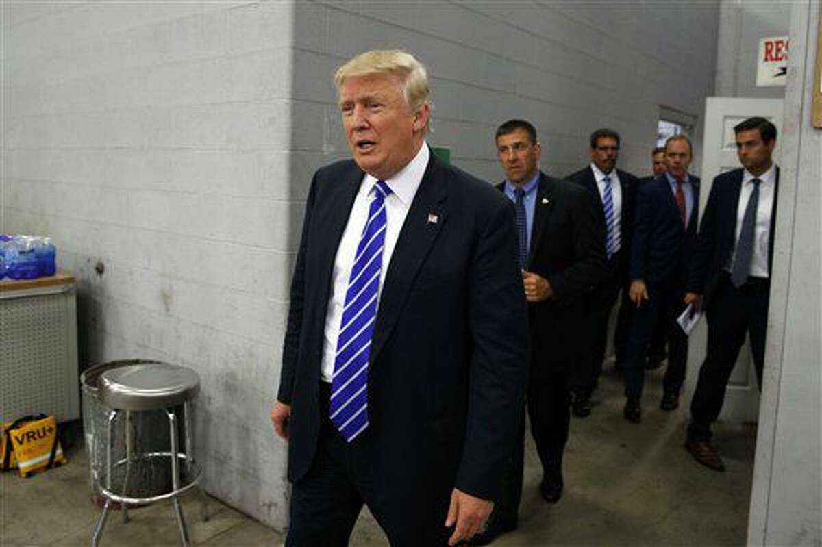 El candidato presidencial republicano Donald Trump llega a una reunión de discusión sobre minería del carbón en Fitzgerald Peterbilt, el miércoles 10 de agosto de 2016, en Glade Spring, Virginia. (AP Foto/Evan Vucci)