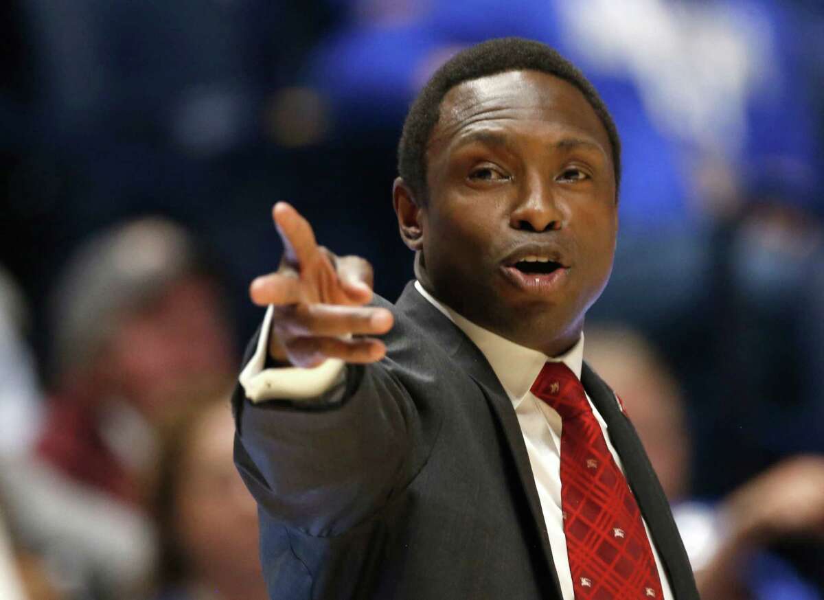 Avery Johnson donates a truckload of supplies to help Louisiana flood