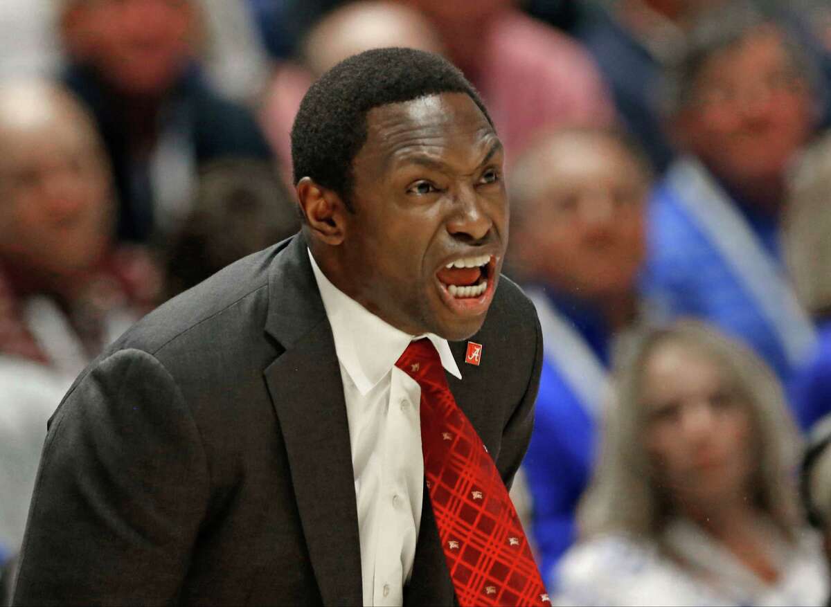 Avery Johnson donates a truckload of supplies to help Louisiana flood