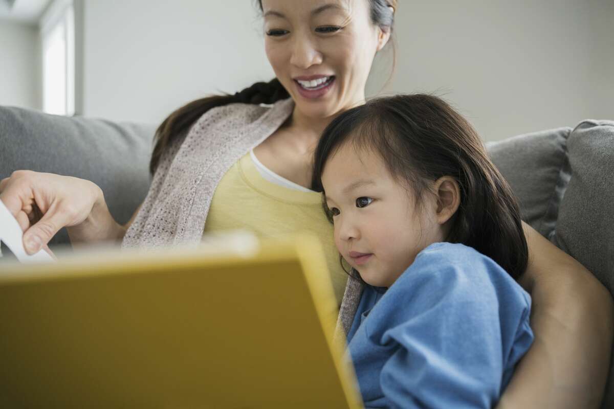 2. Talk to your child for several days, preparing them for their day. When your child is making a new transition, such as beginning school or starting a new grade in school, talking about it helps make it more comfortable. Reading stories about school and watching cartoons about the subject matter helps alleviate worry and fear.