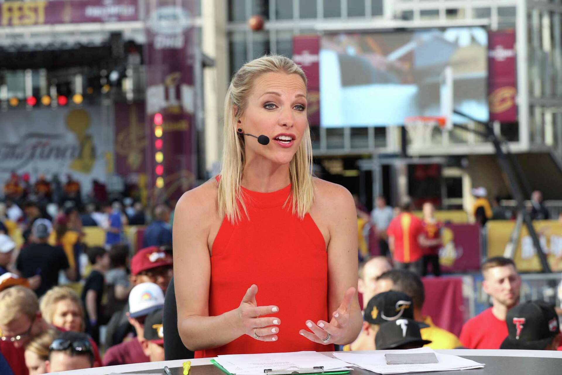 Get to Know...Lindsay Czarniak