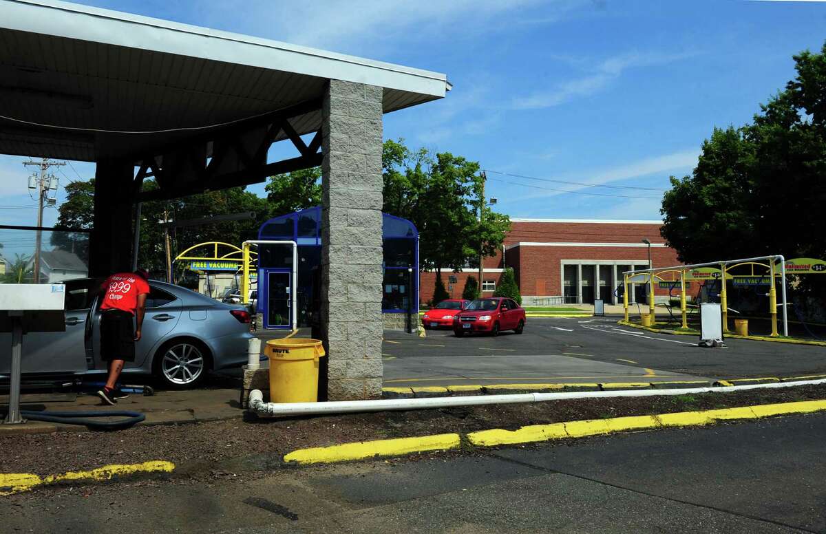 Car wash tosses wet towel on Stratford High expansion