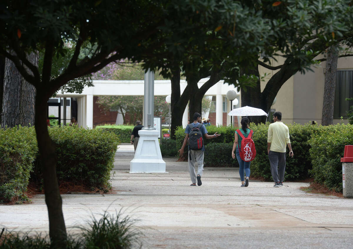 Students walk around the Lamar University campus during registration for the Fall semester on Thursday. Photo taken Thursday, August 18, 2016 Guiseppe Barranco/The Enterprise