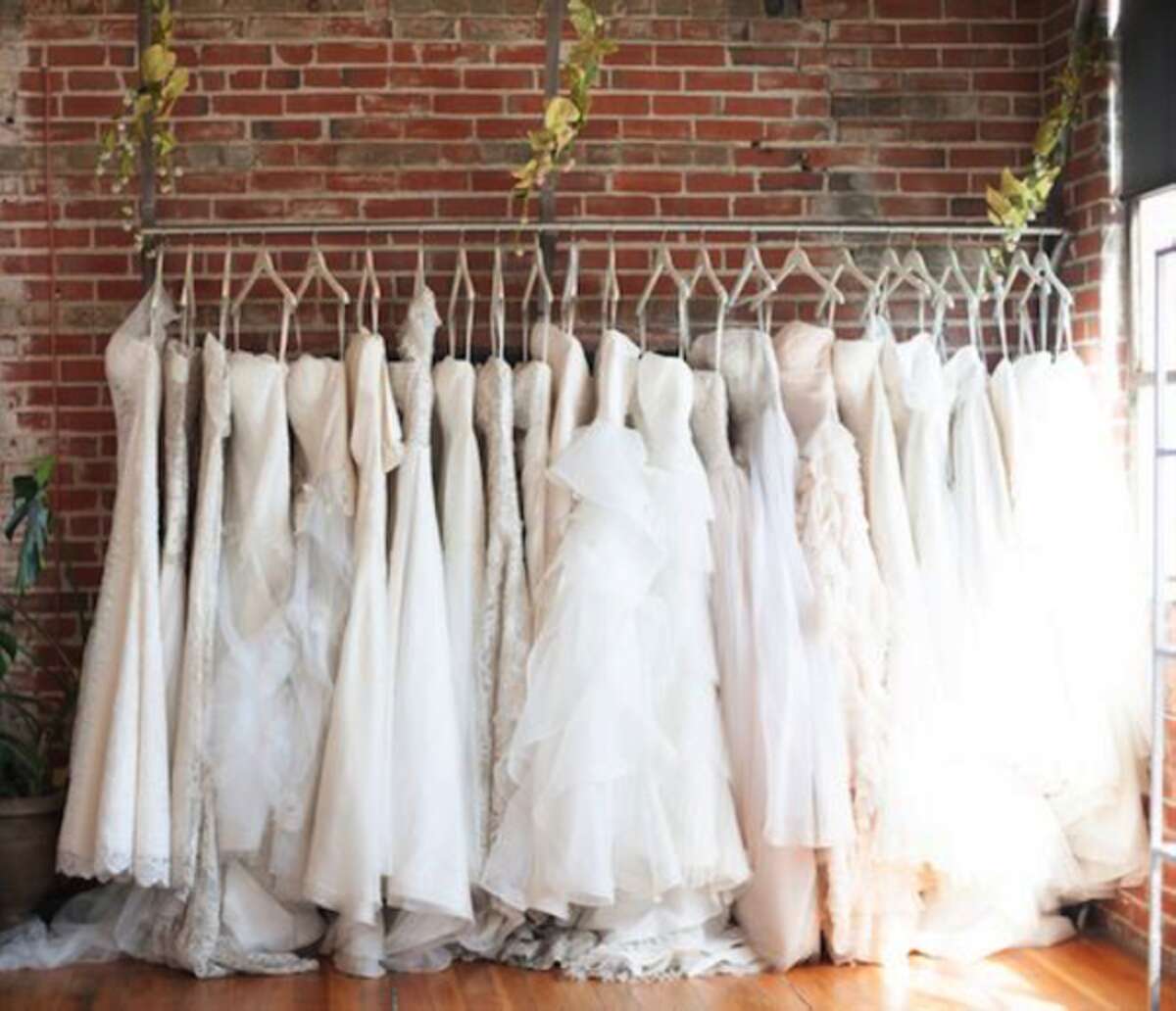 Свадебное платье на вешалке