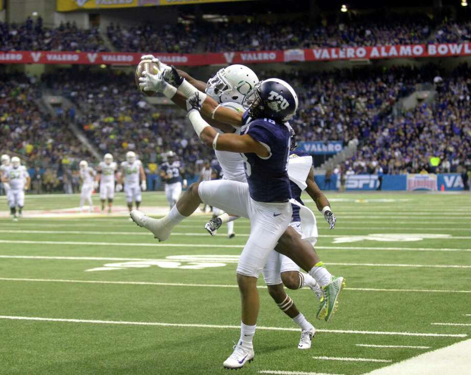 Waiting for Alamo Bowl action - San Antonio Express-News