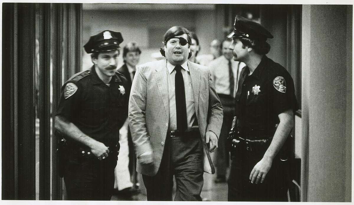 Warren Hinckle and police officers Marty Saco and Ross Laflin taking him out the Chronicle on Feb. 14, 1985.