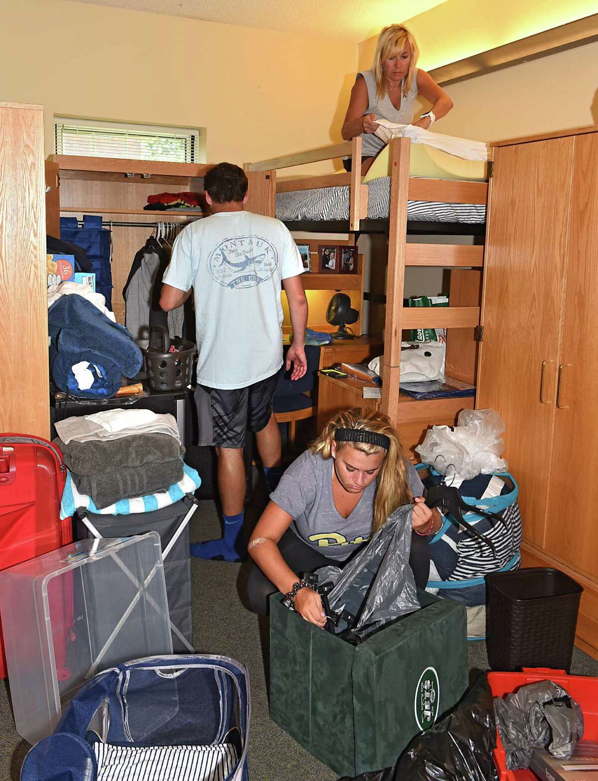 RPI firstyear students move in to Troy