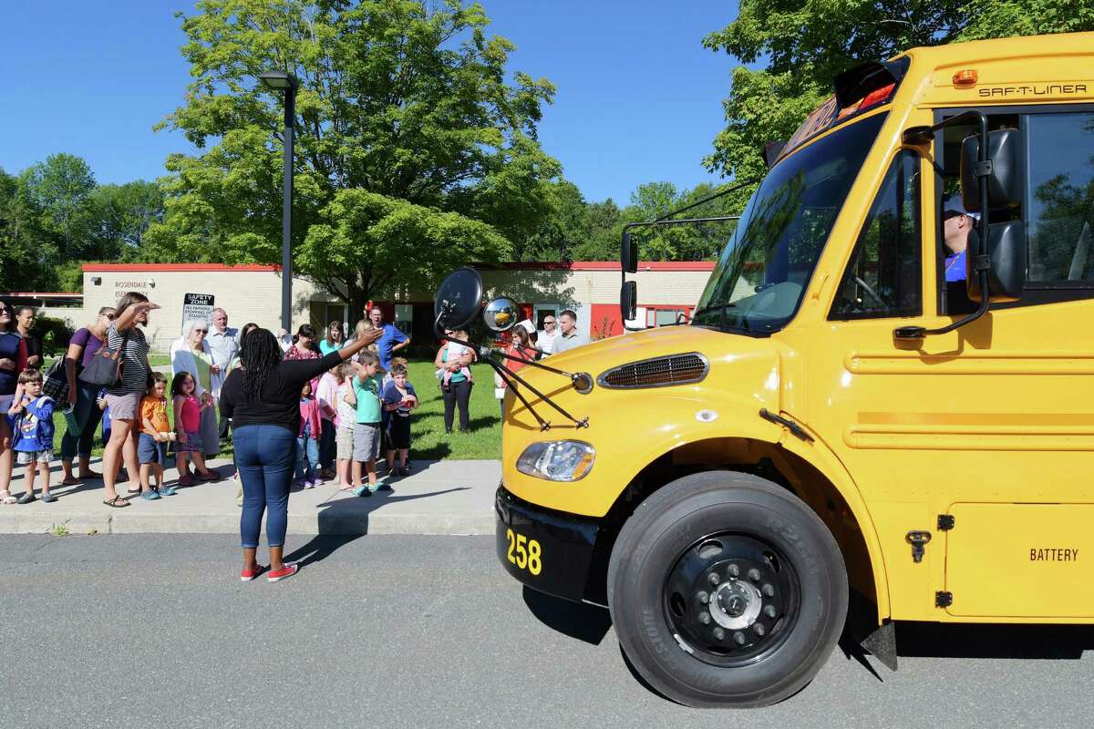 Tears turn to cheers on kindergartners' trial school bus run