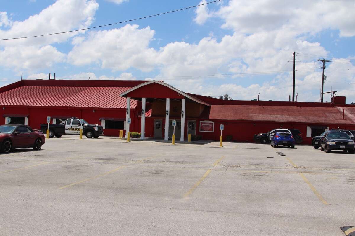 SAPD Waiter at Little Red Barn Steakhouse opens fire after patron puts