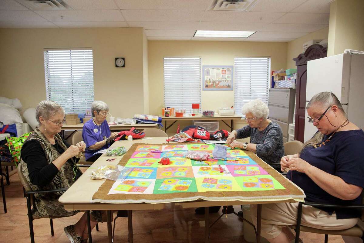 San Antonio’s ‘QuiltaBeasts’ notches its 1,000th quilt