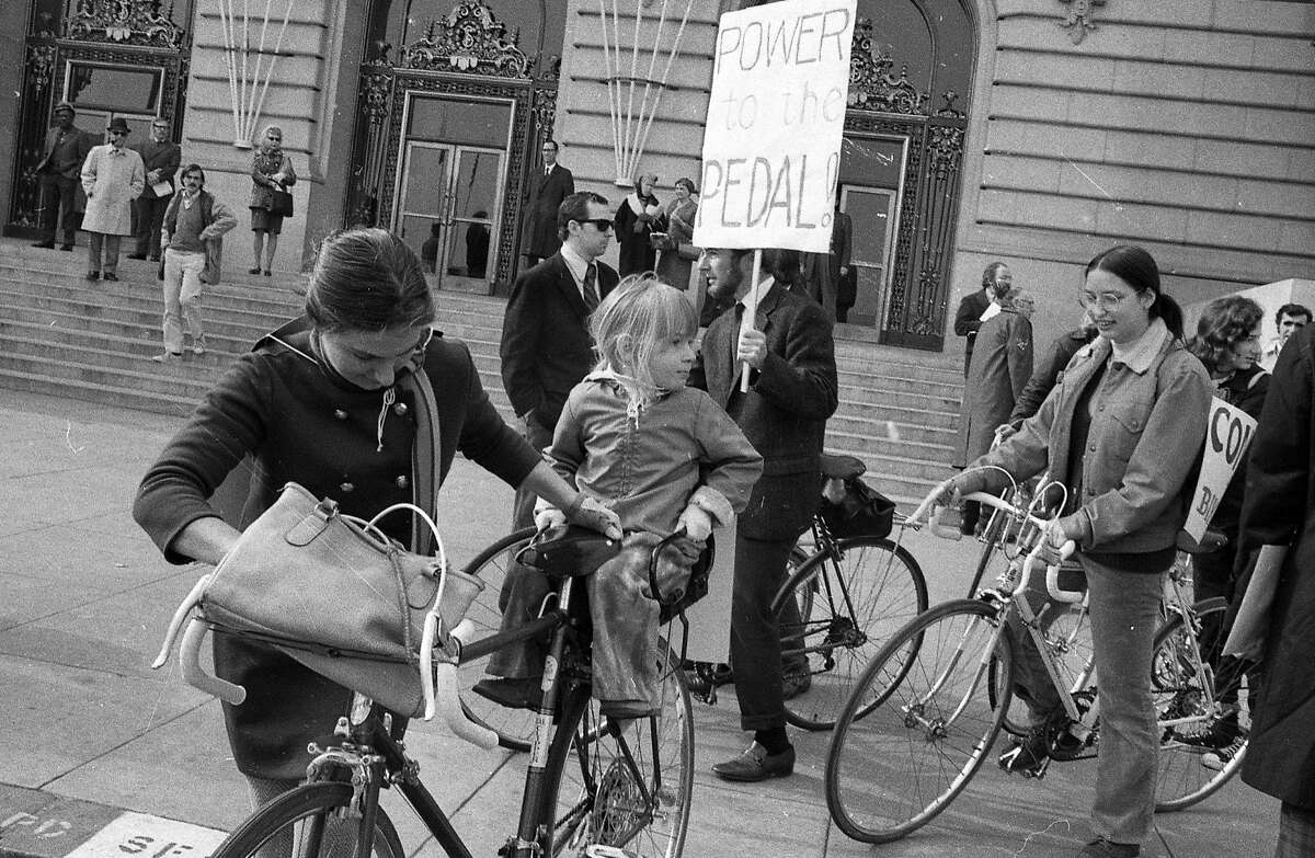 1972年1月12日:在市政厅前的抗议活动中，一名妇女和一名女孩停下了自行车。骑自行车的人对市场街不安全的骑车条件感到不安。