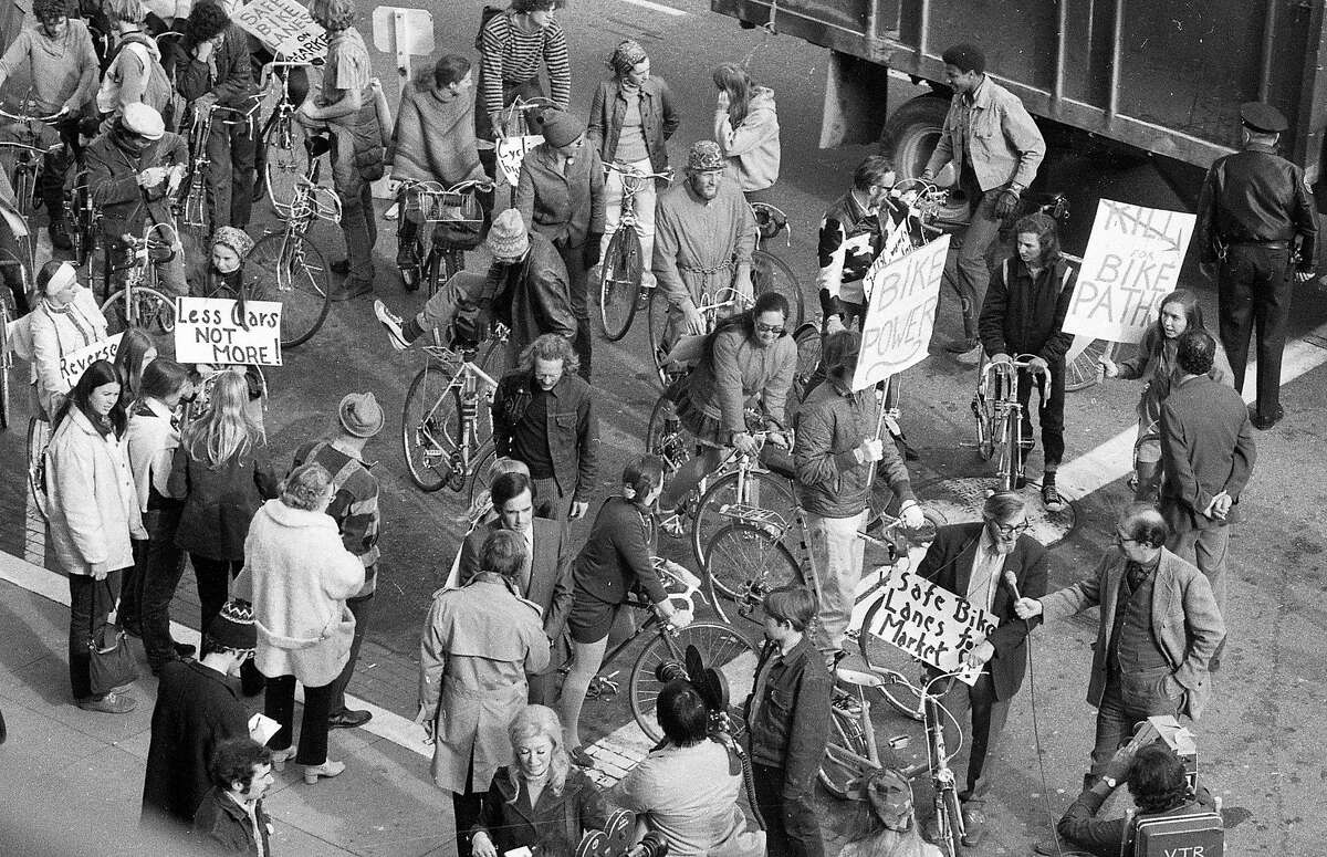 1972年1月12日:旧金山骑自行车的人在市政厅前抗议，试图让政府官员批准在市场街修建自行车道。