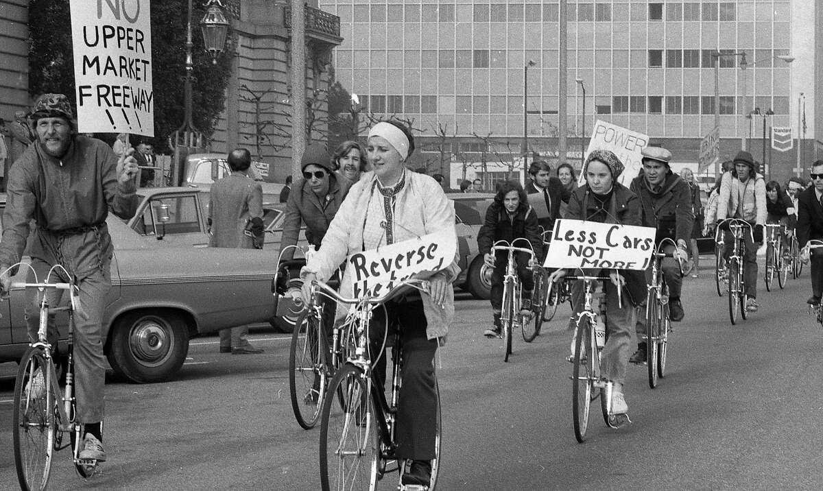 1972年1月12日:旧金山骑自行车的人在市政厅前抗议。他们正在市场街寻找一条专用的自行车道。