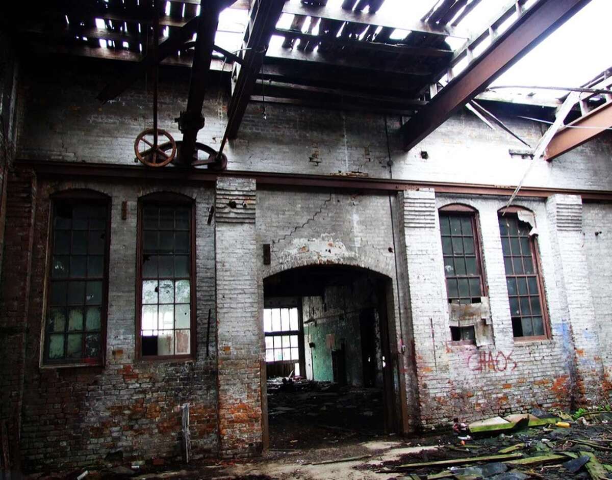 creepy-photos-show-abandoned-town-of-cairo-illinois-years-after