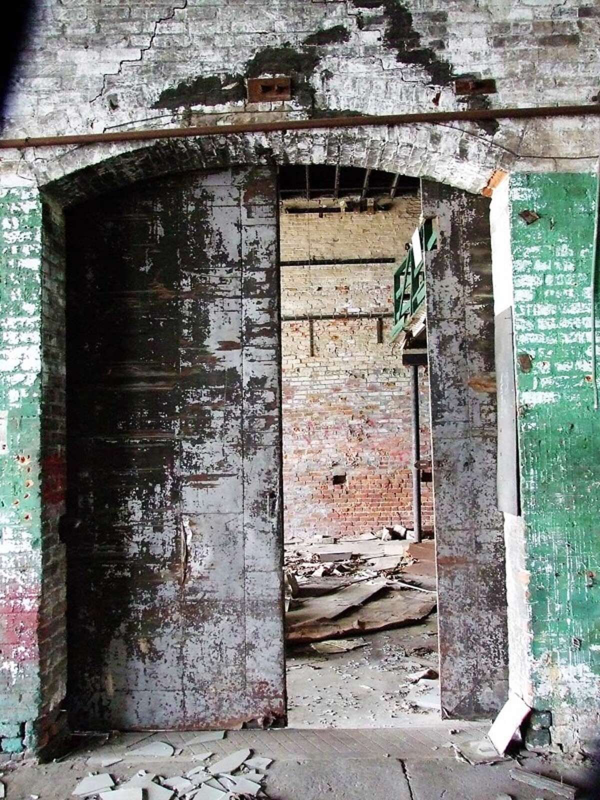 Creepy photos show abandoned town of Cairo, Illinois years after