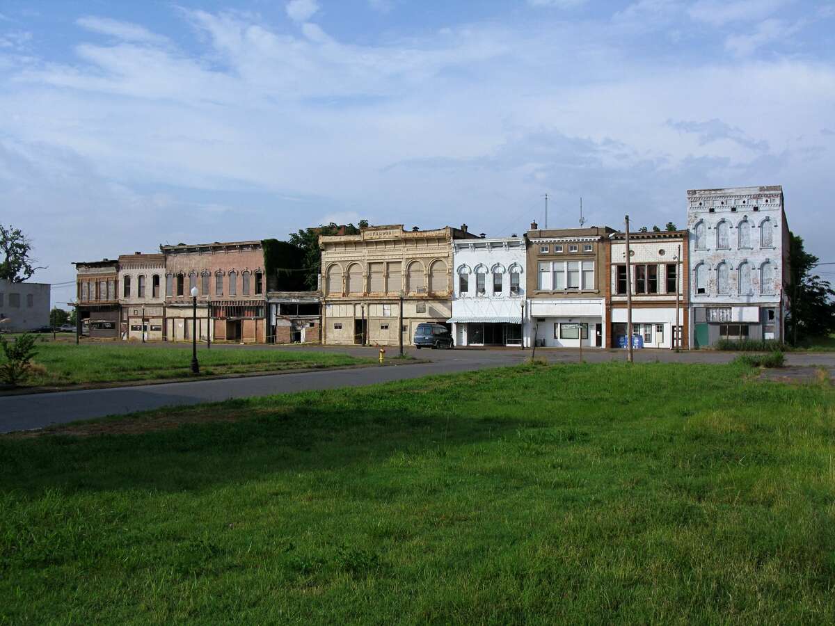 Creepy photos show abandoned town of Cairo, Illinois years after economic boom and bust
