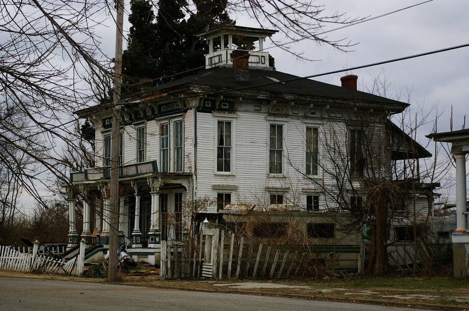 Creepy photos show abandoned town of Cairo, Illinois years after ...