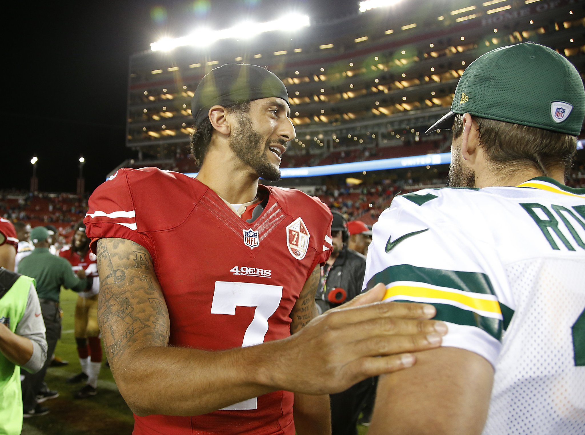 49ers fan salutes burning Kaepernick jersey during national anthem