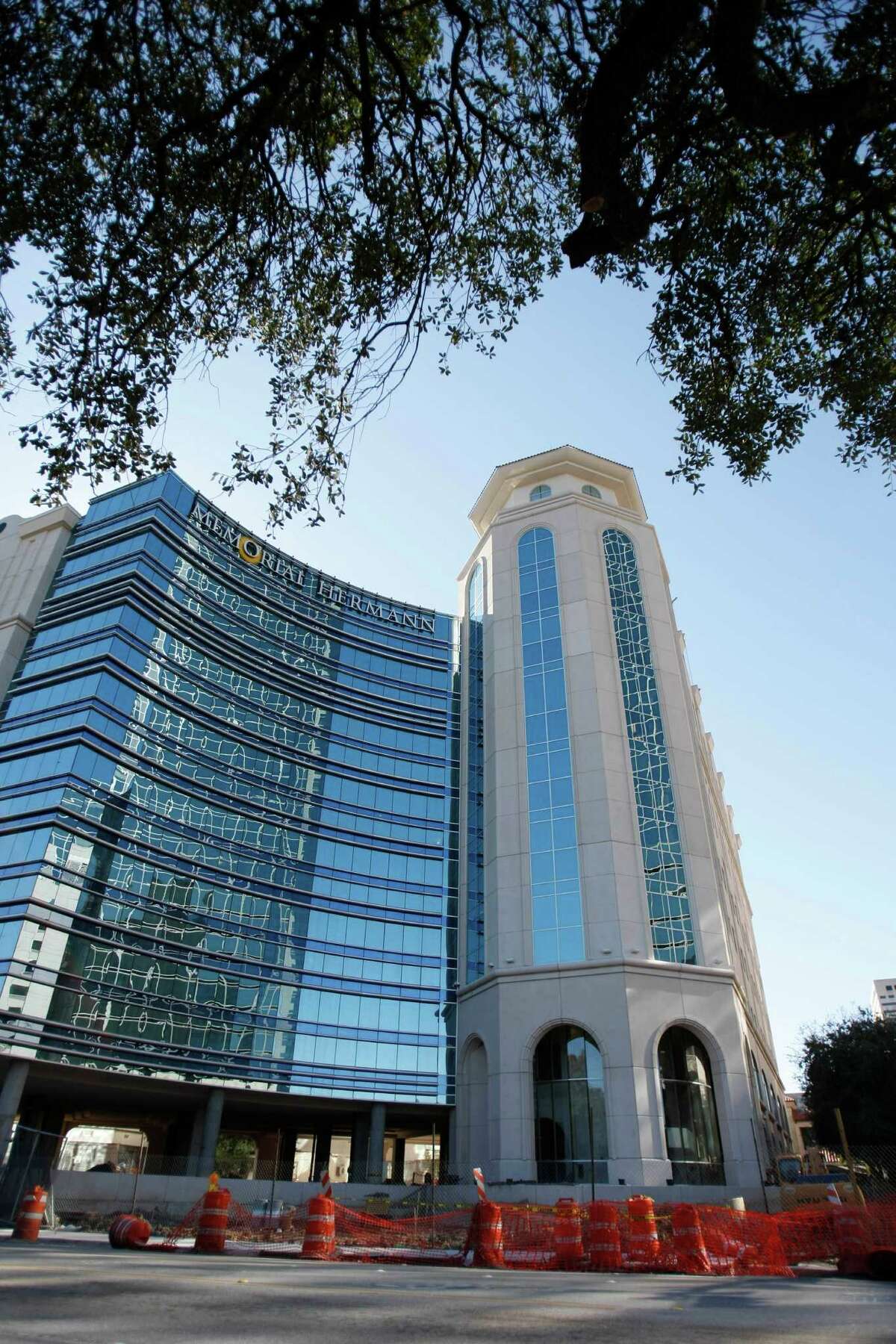 The tower of Memorial Hermann hospital on the north side of the Texas Medical Center in Houston is shown here in 2007. ( Nick de la Torre / Chronicle )